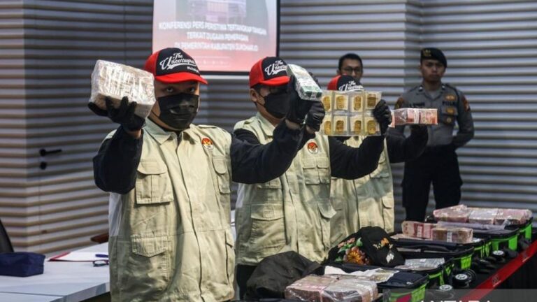 081138900_1783753838-140954.977-kpk-sita-rp212-miliar-barang-bukti-dalam-ott-bupati-sukoharjo-1