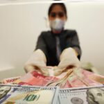 010245400_1609328702-20201230-Rupiah-Ditutup-Menguat-2