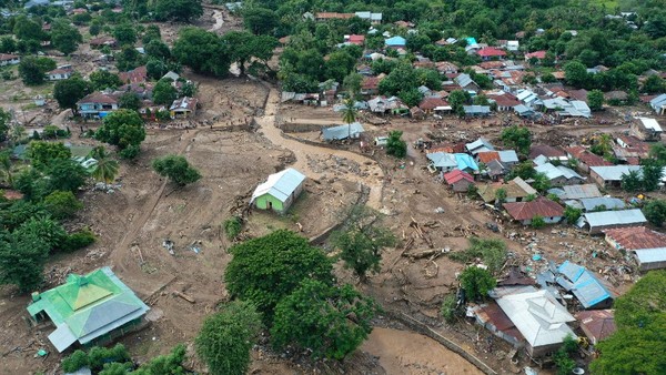 kerusakan-akibat-banjir-adonara-flores-9_169